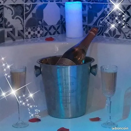 Ecrin D' Romantique Avec Jacuzzi Guest house Castels