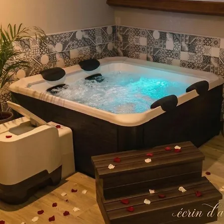 Ecrin D' Romantique Avec Jacuzzi 4* Castels